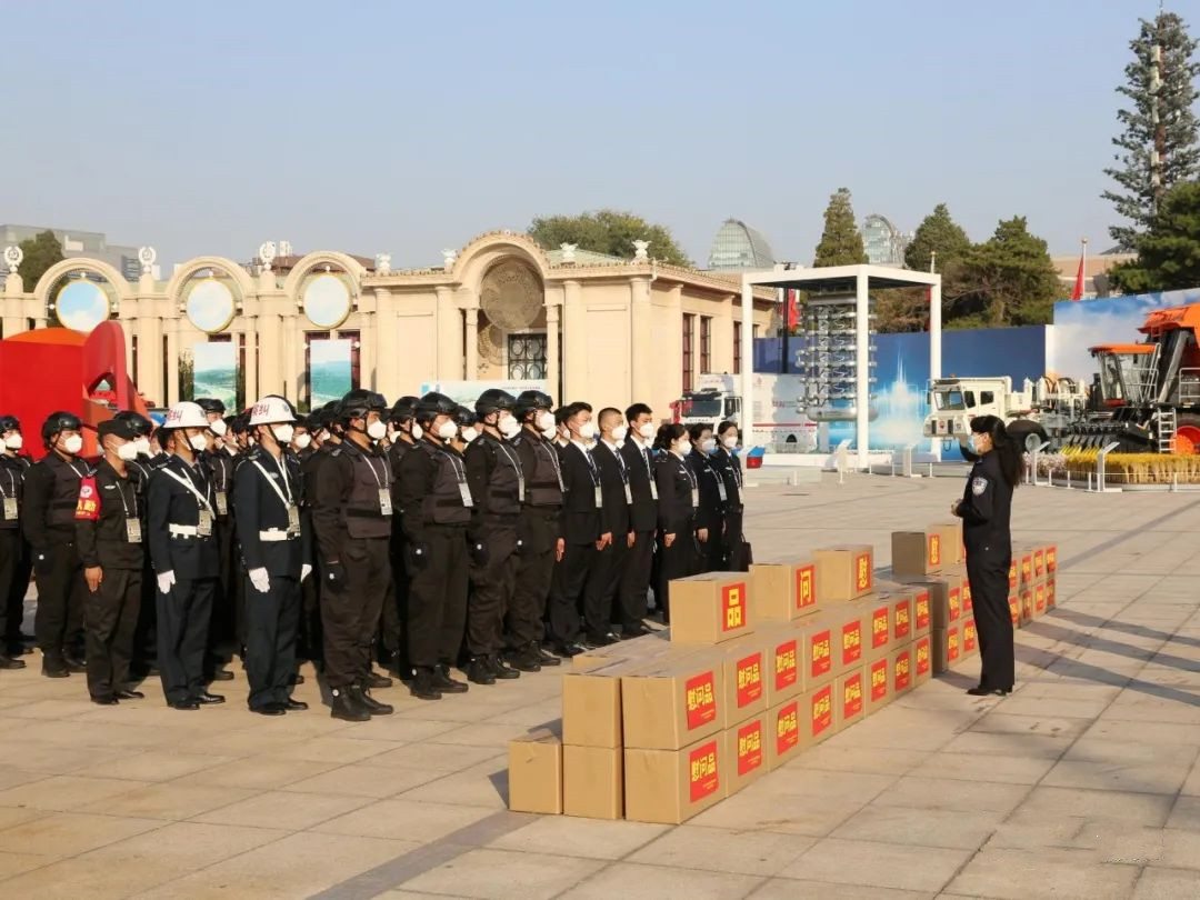 領(lǐng)導(dǎo)慰問(wèn)北京展覽館一線(xiàn)保安員