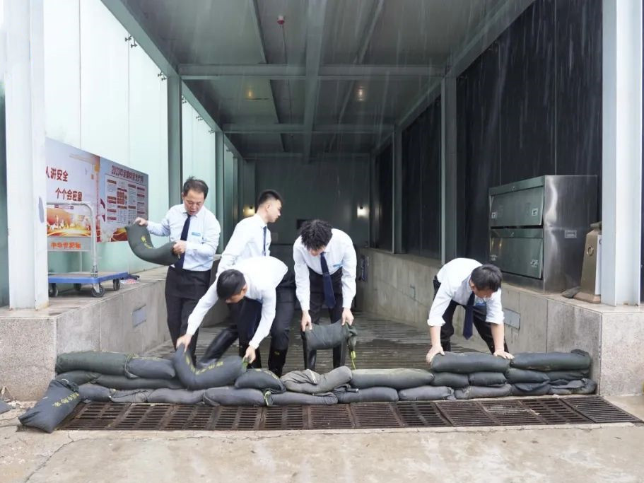 【雨情就是命令、防汛就是責(zé)任】銀盾保安駐中華世紀(jì)壇保安隊(duì)筑牢安全堤壩